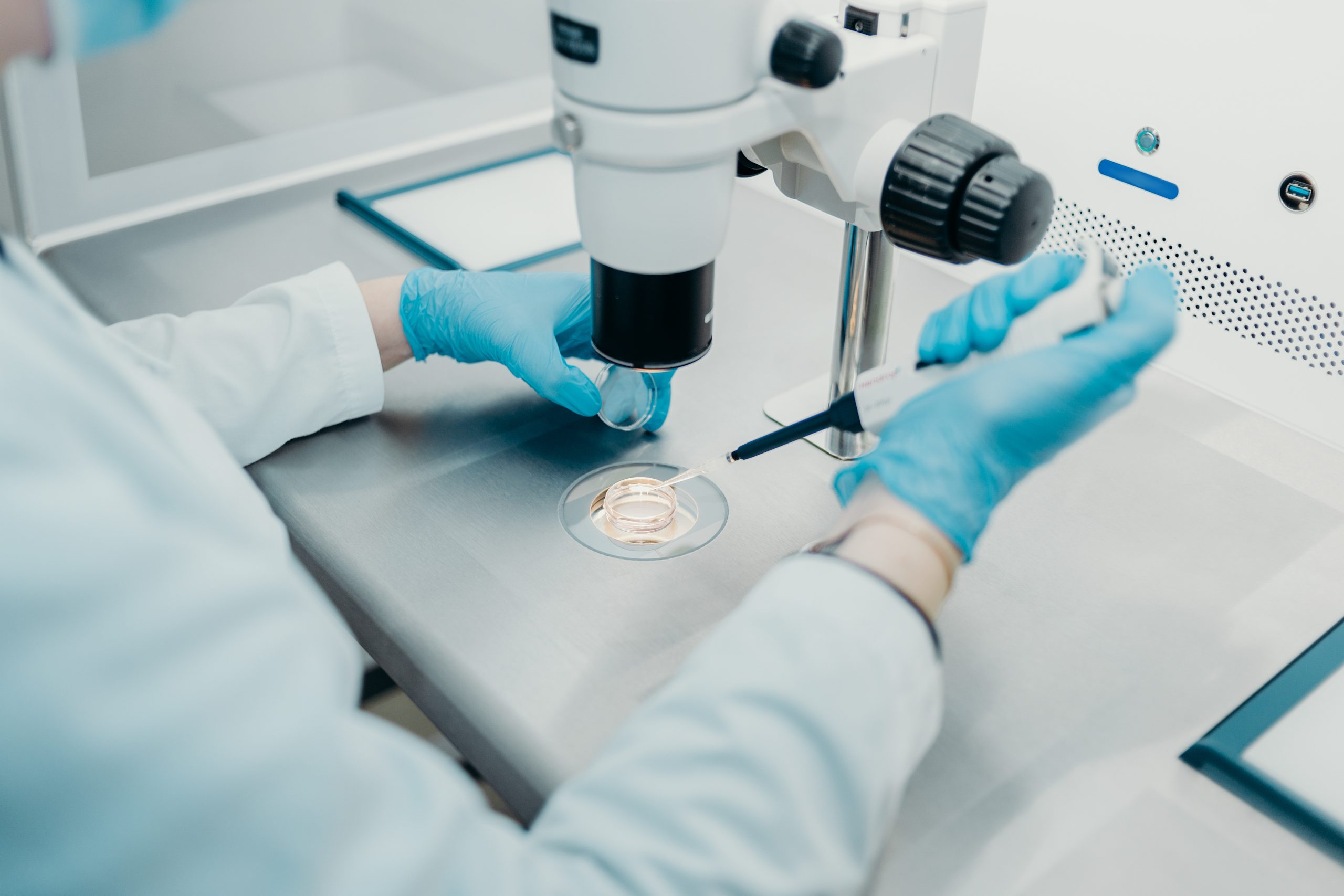 https://www.ivftreatment.org/wp-content/uploads/2024/04/embryos-microscope-clinic-scaled.jpg